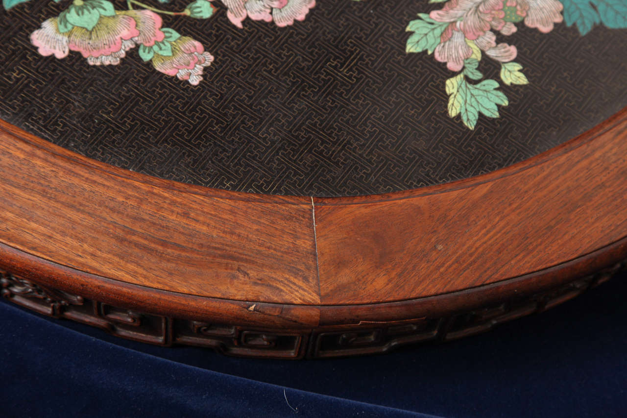 Ancienne table circulaire chinoise sculptée en bois de rose et émail à fleurs cloisonné en vente 2