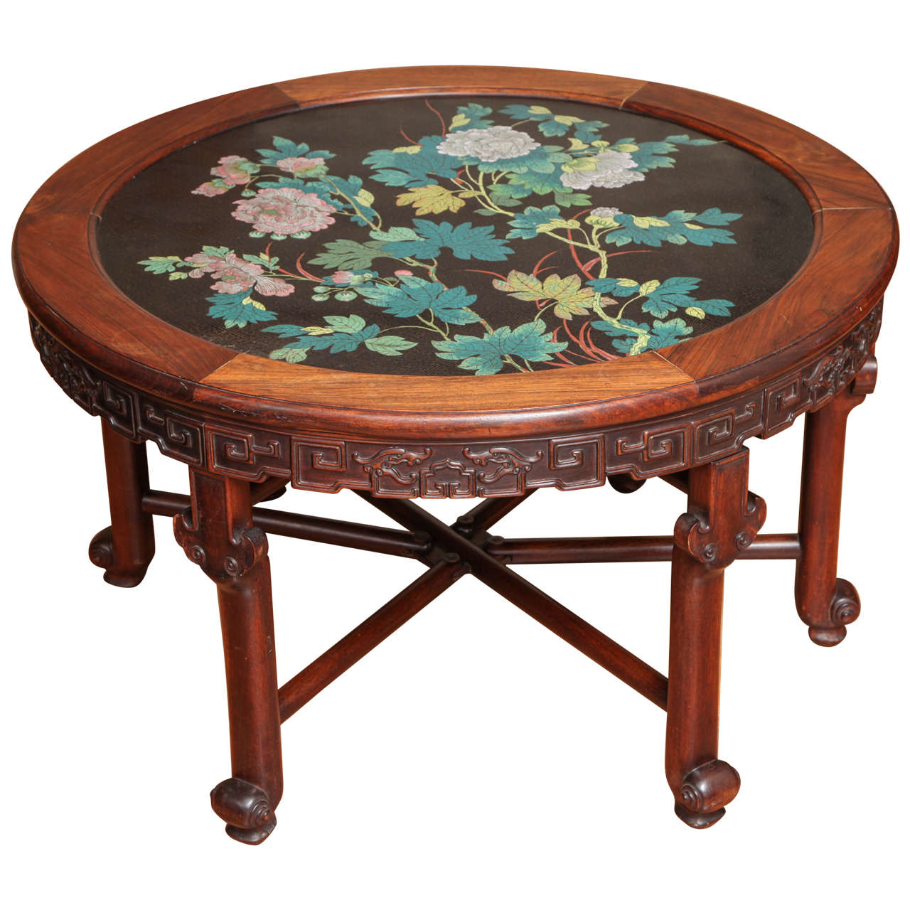 Ancienne table circulaire chinoise sculptée en bois de rose et émail à fleurs cloisonné