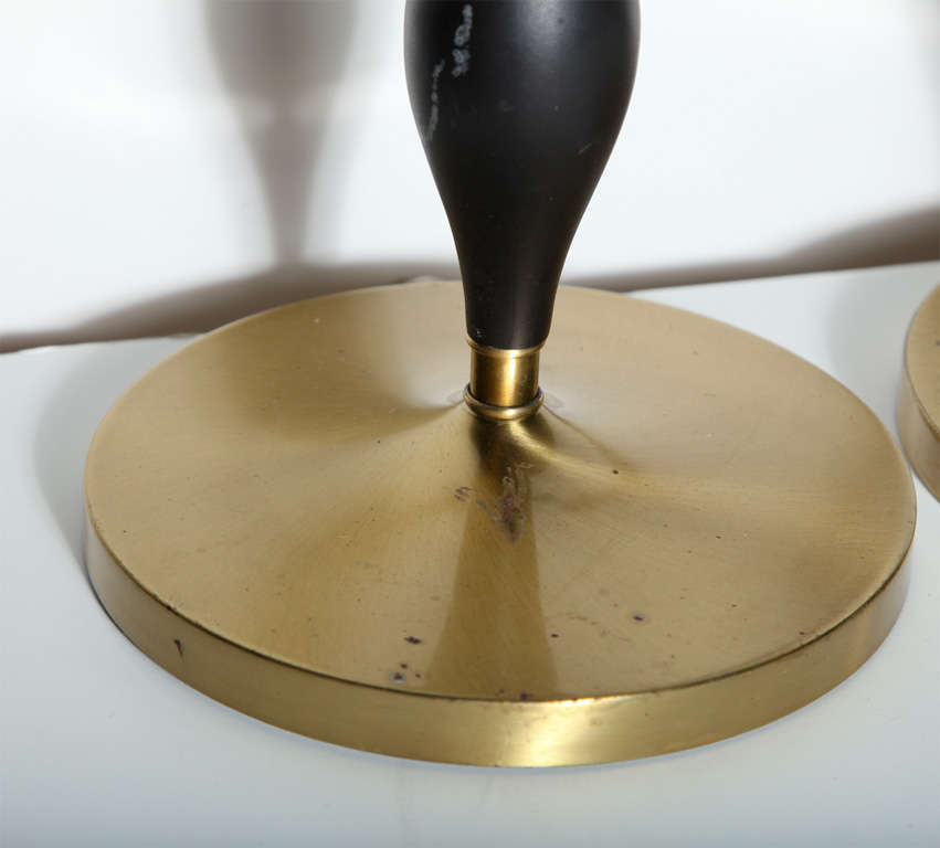 Milieu du XXe siècle Paire de lampes Rembrandt Lamp Co. Lampes à manchettes Fleur-de-LIs en laiton et noir, années 1950 en vente