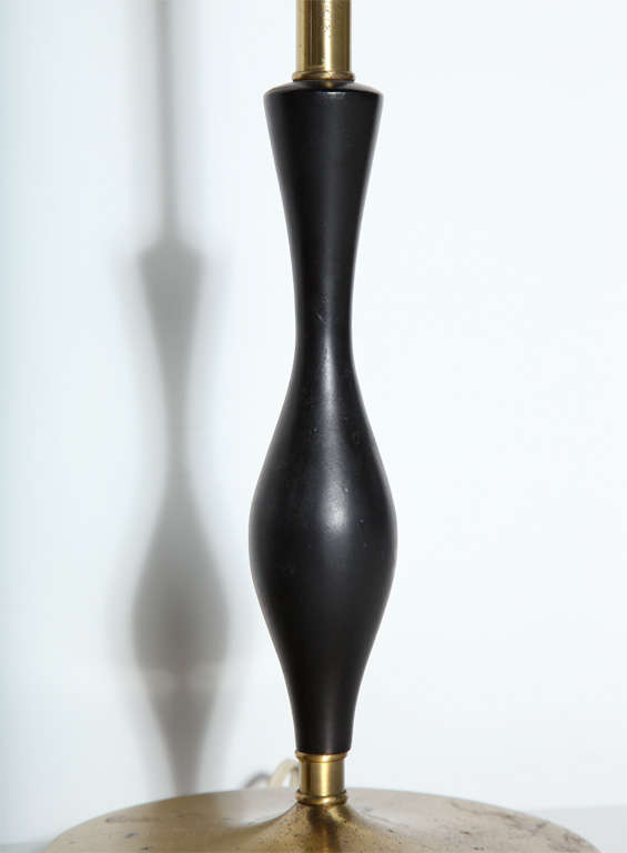 Américain Paire de lampes Rembrandt Lamp Co. Lampes à manchettes Fleur-de-LIs en laiton et noir, années 1950 en vente