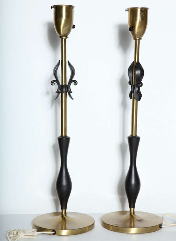 Metal Pair of Rembrandt Lamp Co. 1950s Brass & Black Fleur-de-LIs Black Handled Lamps For Sale