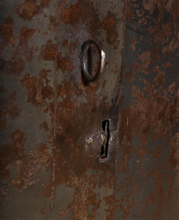 Industrieller Schrank mit zwei Türen aus Riveted Steel für Automotive-Verschlusswerkzeuge, um 1900  im Angebot 1