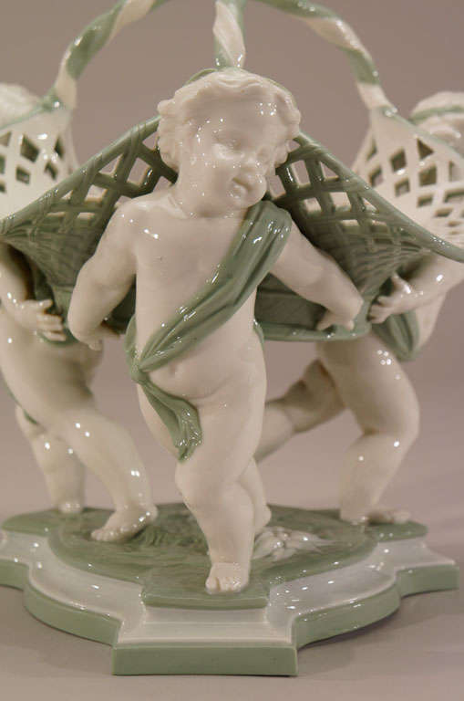 XIXe siècle Centre de table en porcelaine figurative Minton du 19ème siècle en vente