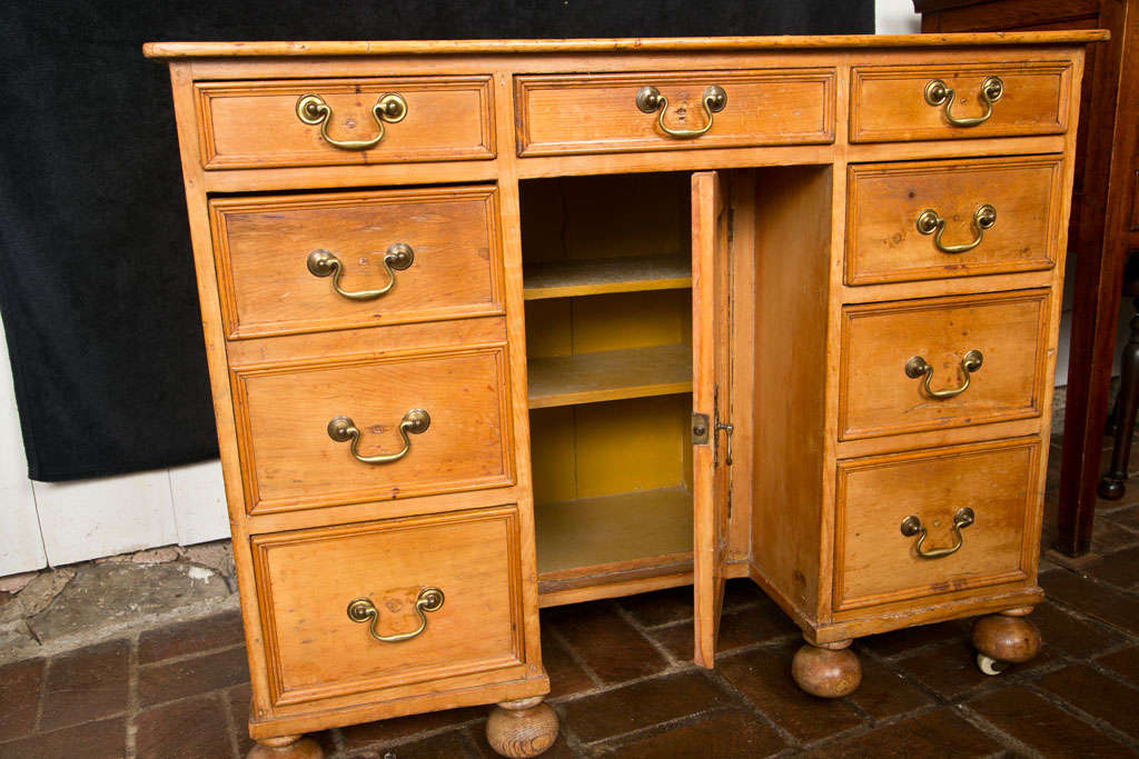 Pine Kneehole Desk In Excellent Condition For Sale In Woodbury, CT