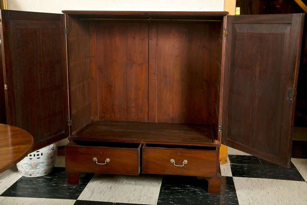 English Mahogany Wardrobe / Linen Press  In Excellent Condition For Sale In Woodbury, CT