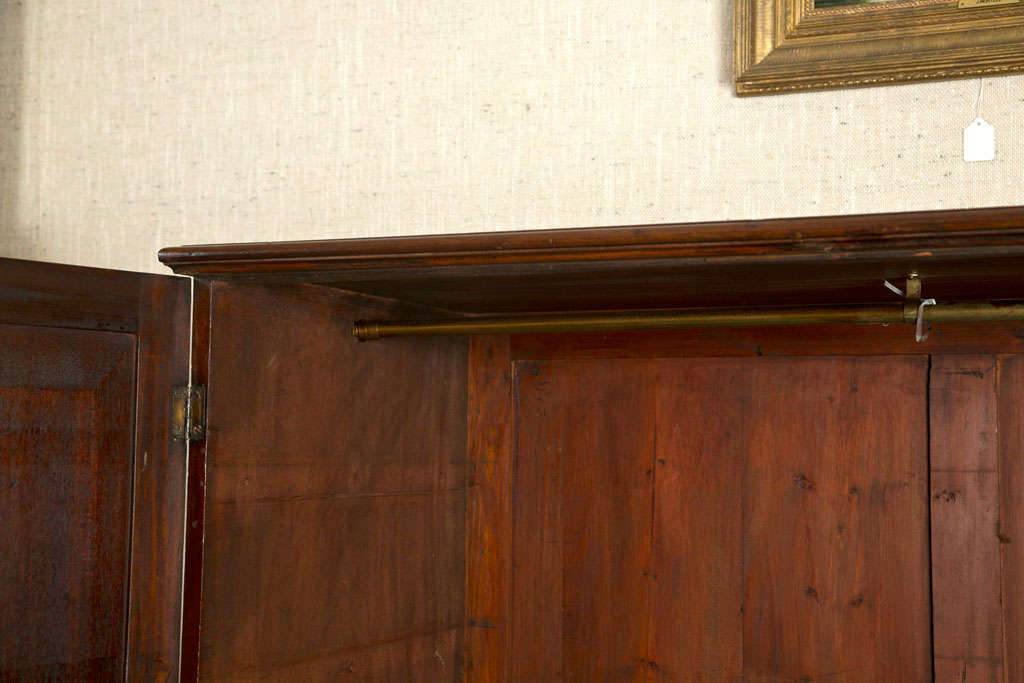 XIXe siècle Armoire/presse en lin anglaise en acajou en vente