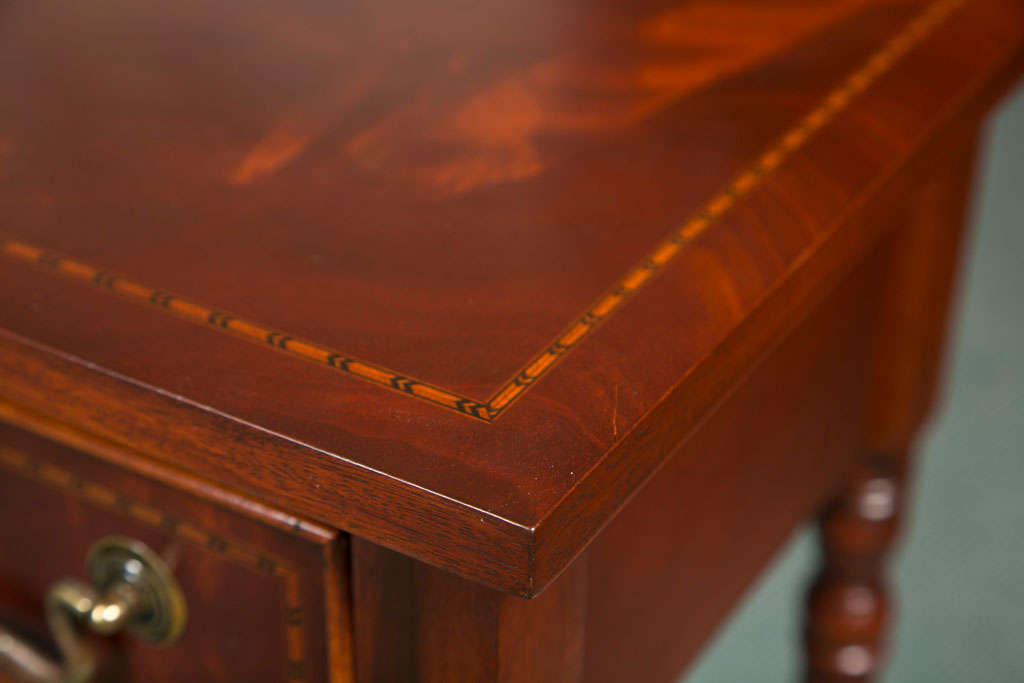 Mogano Console inglese personalizzata a tre cassetti in mogano intarsiato in vendita