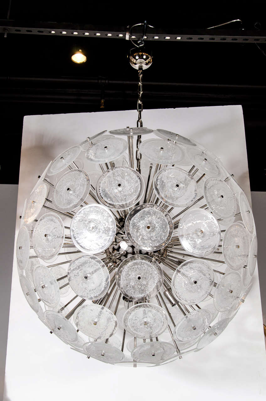 Mid-Century Modern Disc moderniste translucide Spoutnik avec raccords chromés polis en vente