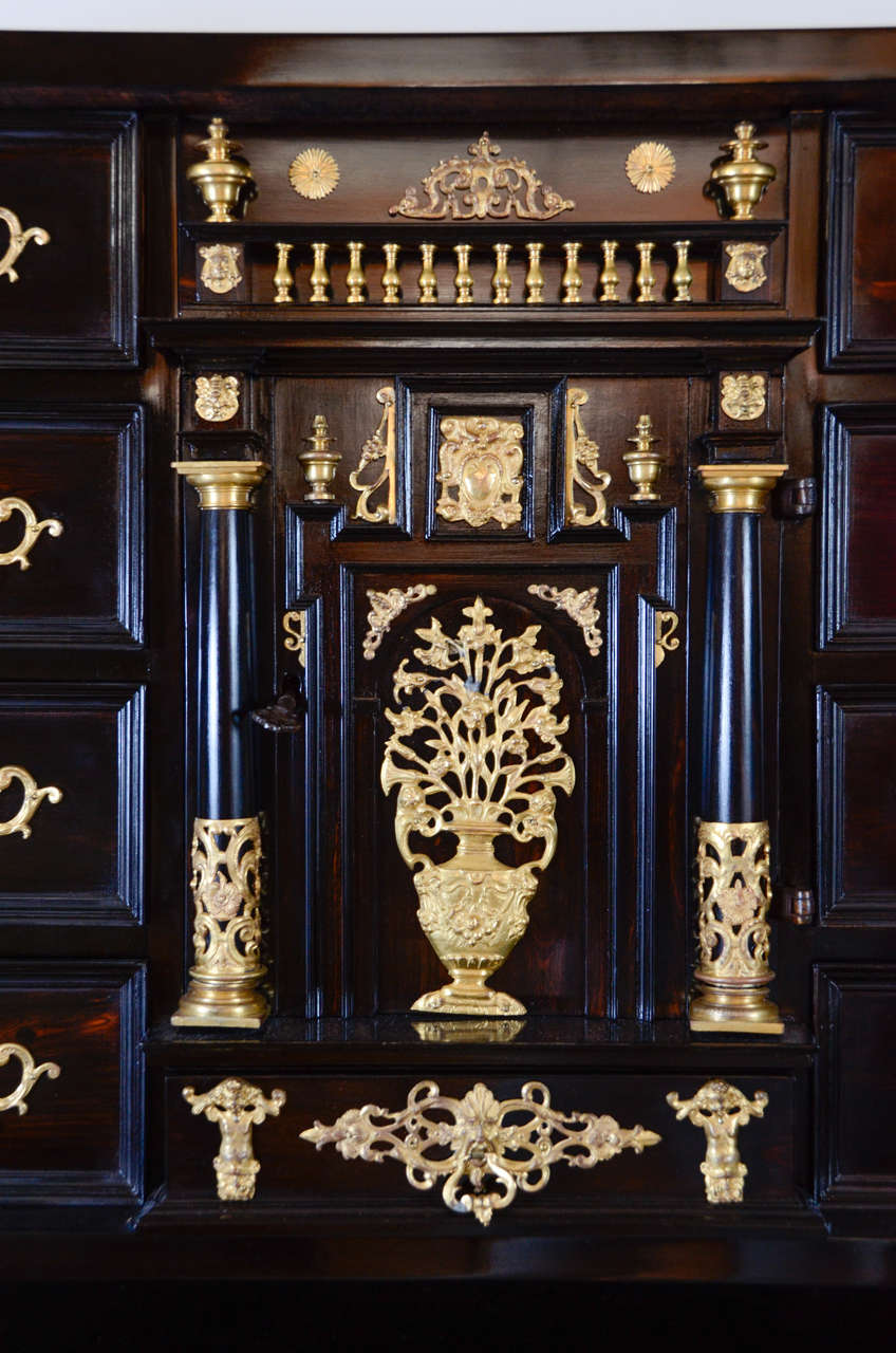 Baroque An italian 17th century Cabinet For Sale