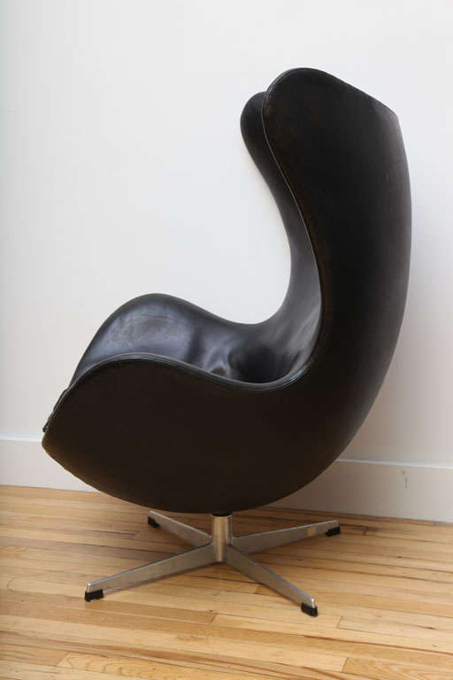 Vintage Egg Chair in Original Black leather by Arne Jacobsen at 1stDibs