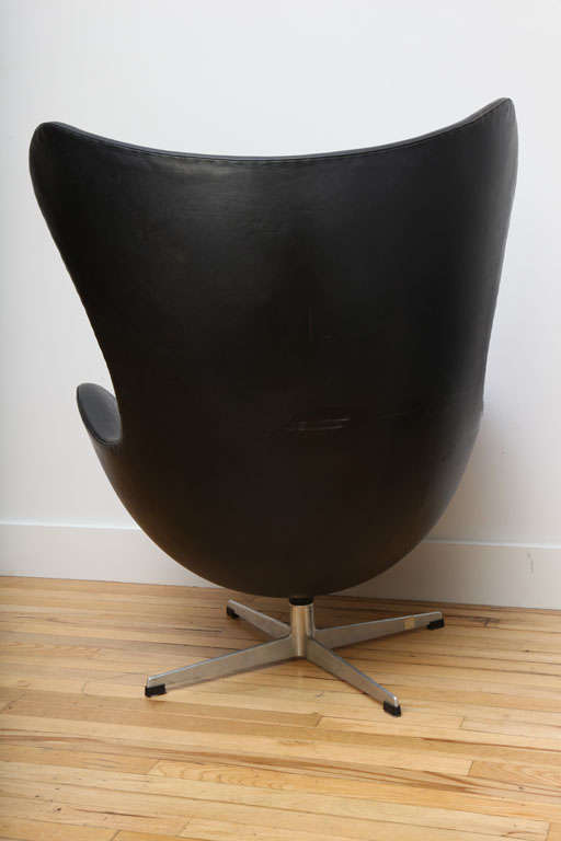Vintage Egg Chair in Original Black leather by Arne Jacobsen at 1stDibs