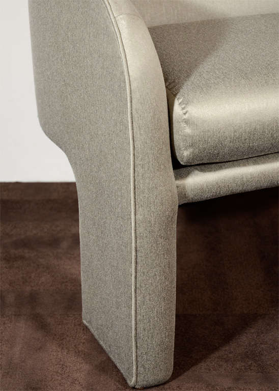Modernist chairs with streamline<br />
form and tripod style leg design.<br />
All upholstered in a metallic<br />
taupe sharkskin fabric.