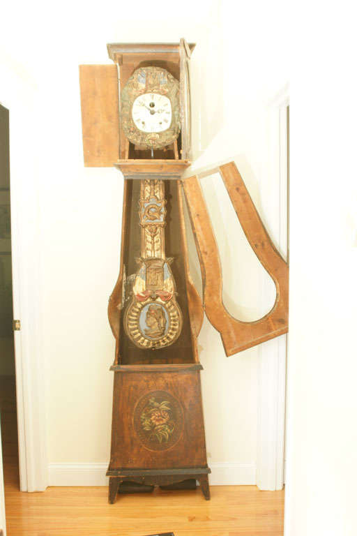 Français Milieu du XIXe siècle. Horloge provinciale française de style Louis XV à boîtier Morbier en vente