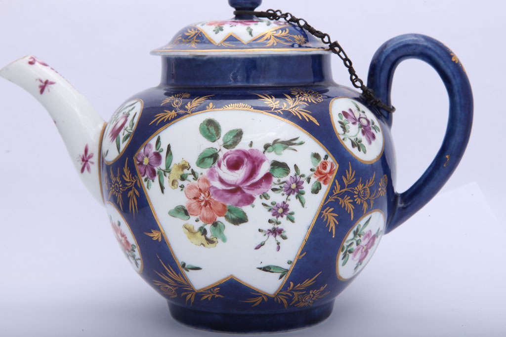 Rare First Period Worcester Porcelain Powder Blue Ground teapot In Excellent Condition For Sale In New York, NY