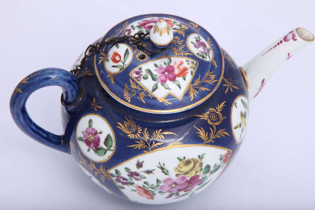Rare First Period Worcester Porcelain Powder Blue Ground teapot For Sale 2
