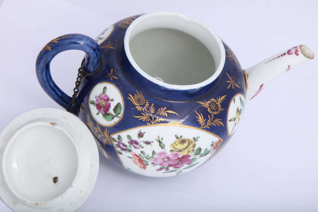 Rare First Period Worcester Porcelain Powder Blue Ground teapot For Sale 3
