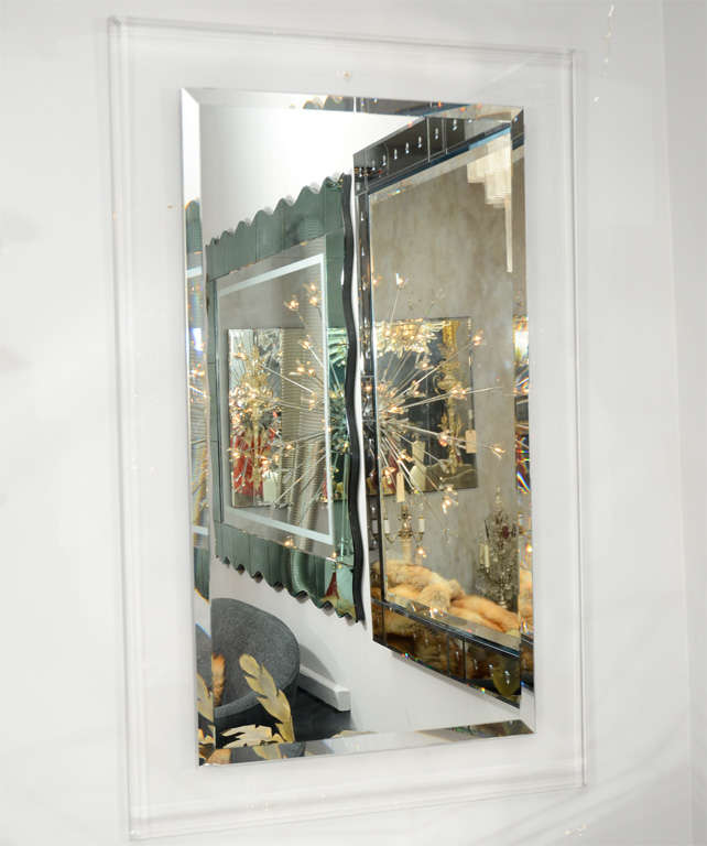 Miroir encadré en Lucite. Des commandes personnalisées sont disponibles pour des tailles différentes