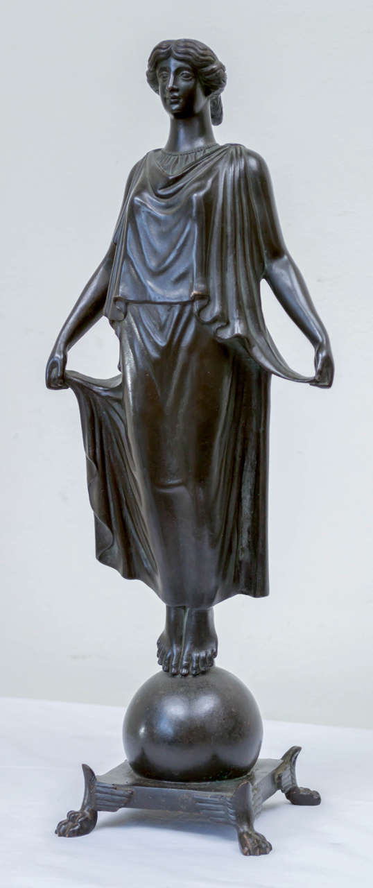 Statua romana in bronzo di una donna del XIX secolo. Bronzo del Grand Tour italiano. Marchio e fonderia: G. Nisini, Roma. Buona patina antica scura, circa 1860-1880. Buoni i dettagli dei capelli, dell'abito drappeggiato e delle zampe alate.