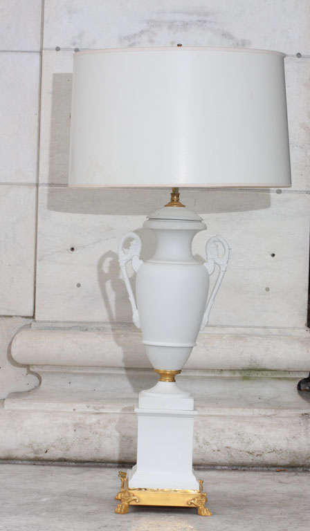 Diese fein modellierte Lampe, die im 20. Jahrhundert in Frankreich hergestellt wurde, hat eine Standardform aus Empire-Porzellan. Die Lampe ist unter dem Rand mit Vaux Paris und France beschriftet.   SCHIRM NICHT ENTHALTEN
Die Leuchte ist