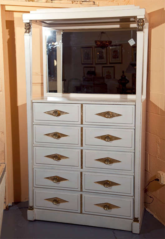 Charmante grande commode de style Empire français avec miroir, circa 1960 par la maison Grosfeld, étiquetée sur le tiroir du haut. L'ensemble est peint en blanc et doré à la feuille, le plateau avec une lumière soutenue par deux colonnes dirigées