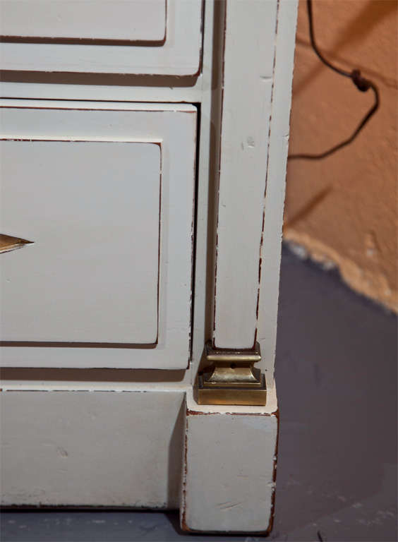 Bois Grande commode Empire française Grosfeld House, peinte en bois blanc, dorée à l'or, années 1960 en vente