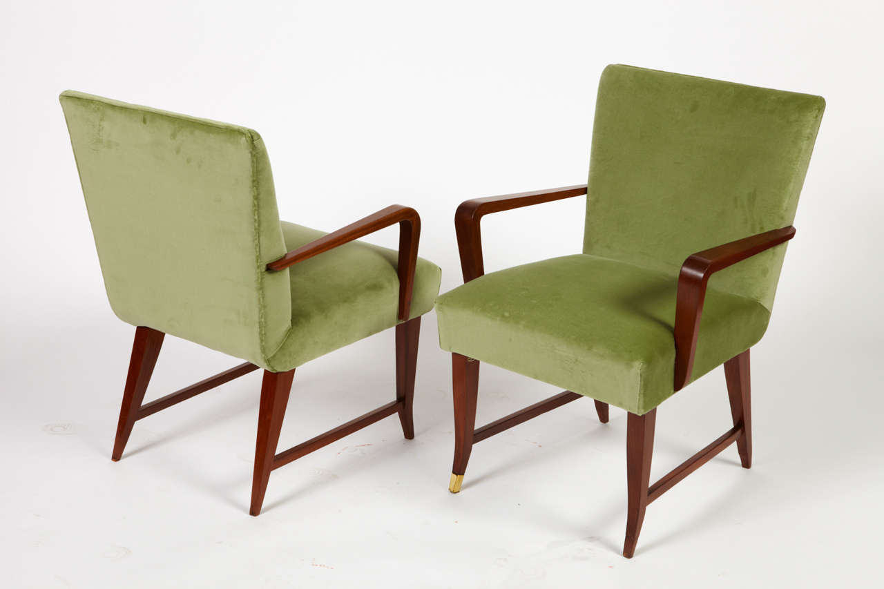 Exceptional pair of Gio Ponti armchairs from the original furniture of the Banca Nazionale del Lavoro in Bergamo, produced by Isa, 1940.
Mahogany wood, brass, and green velvet upholstery.

Together with a certificate of authenticity from the Gio