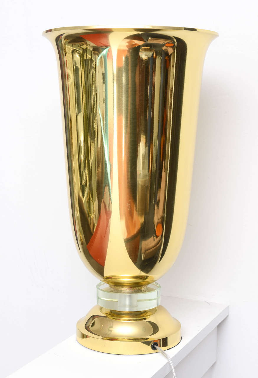 Full Art Deco period, table lamp.
Brass and crystal, tulip shaped designed .
Round circle crystal base supporting the body of the piece .
Diameter of the base is 7