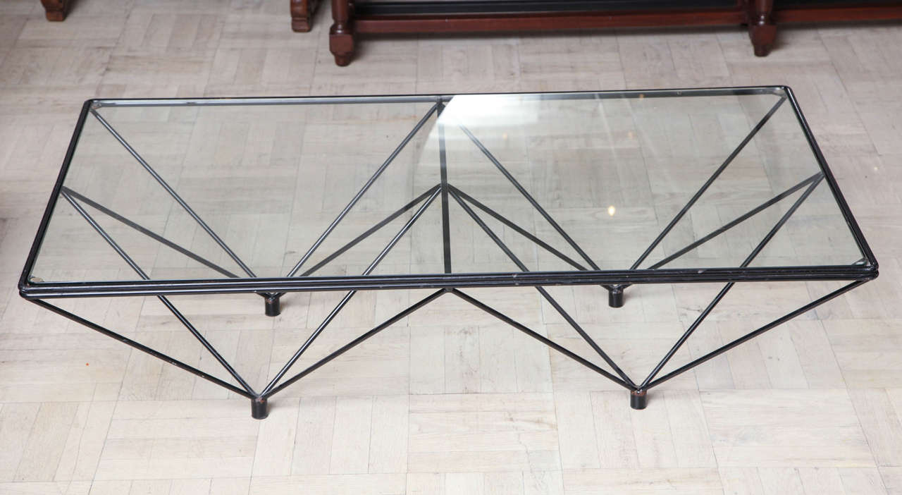 table basse en acier noir et verre du 20e siècle, base faite de fines tiges géométriques.
