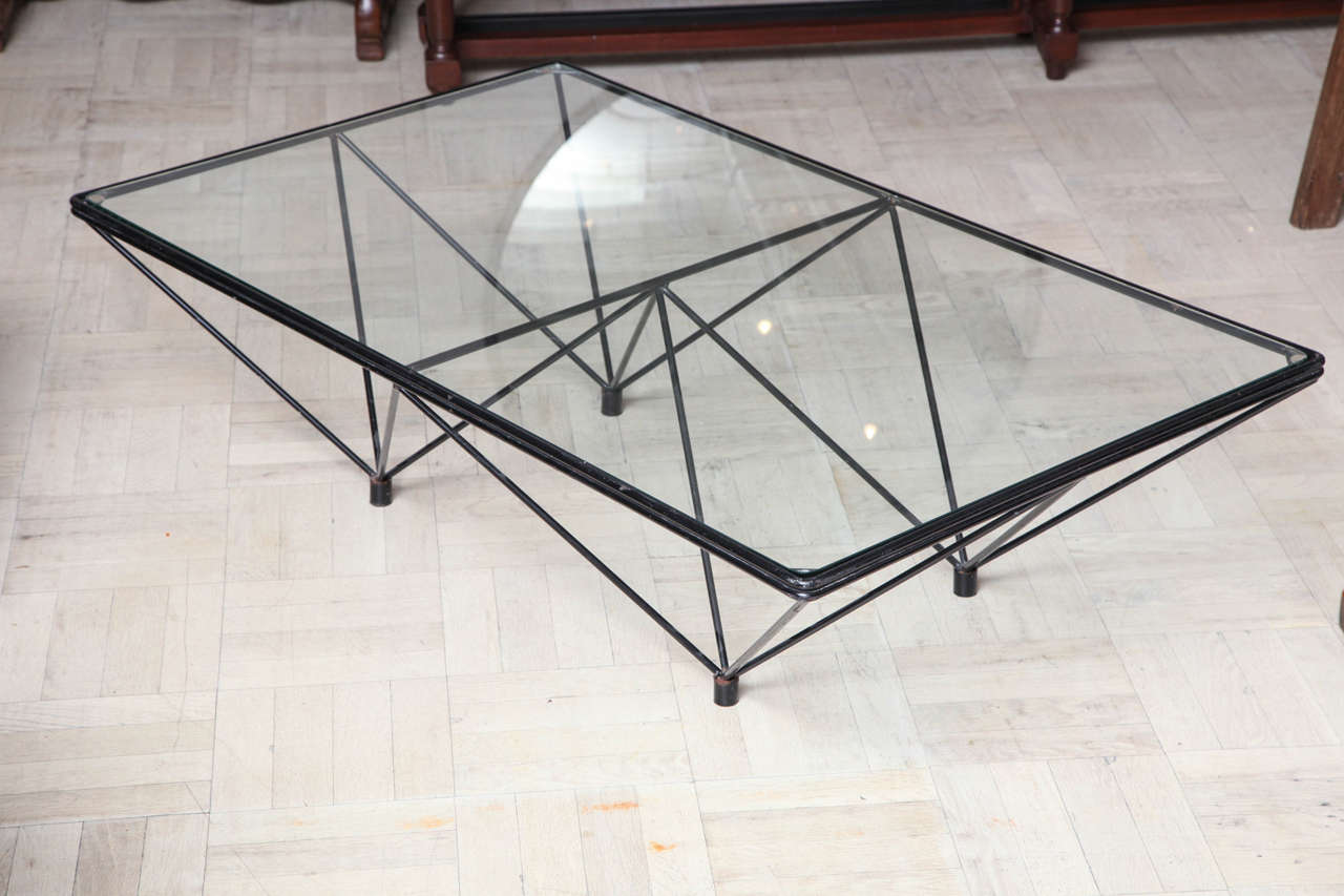 italien Table basse en acier noir et verre du XXe siècle en vente