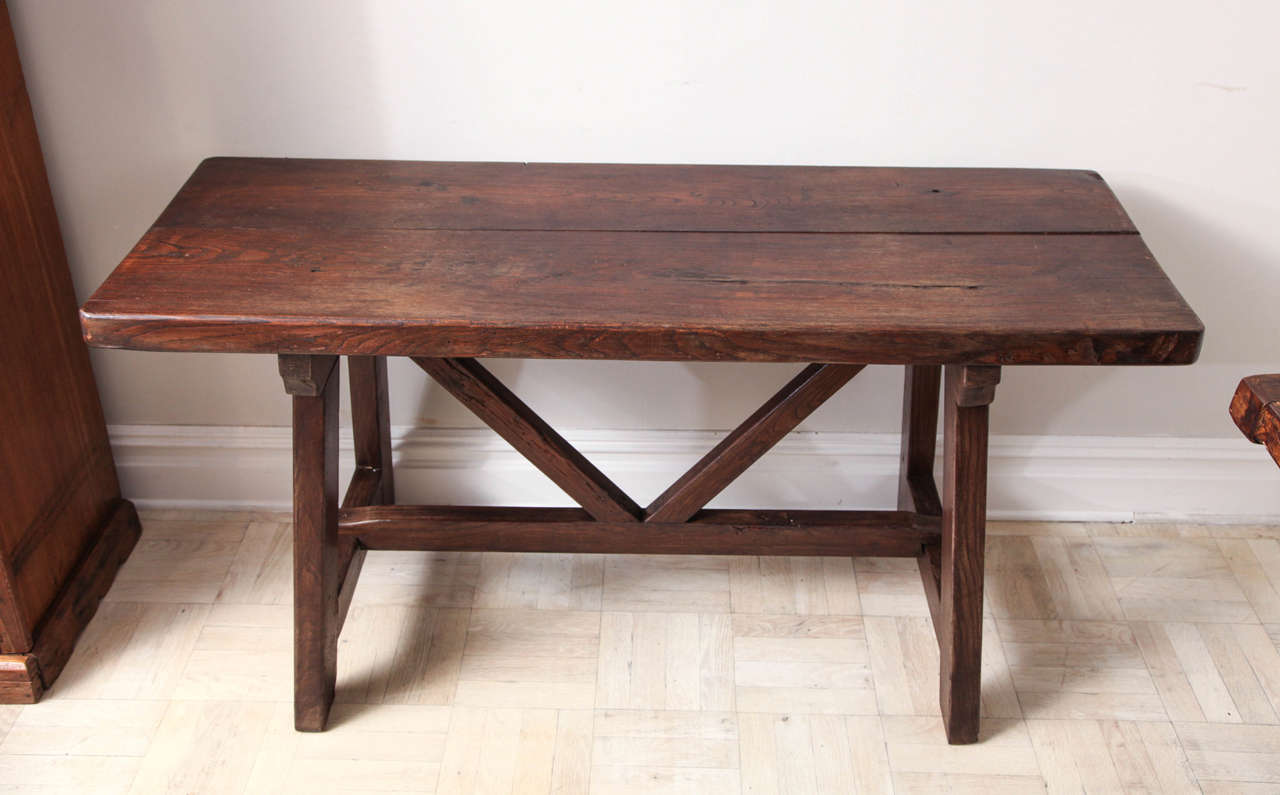 Late 18th-19th century walnut table, solid wood top, outplayed legs joined by V-shaped stretches.