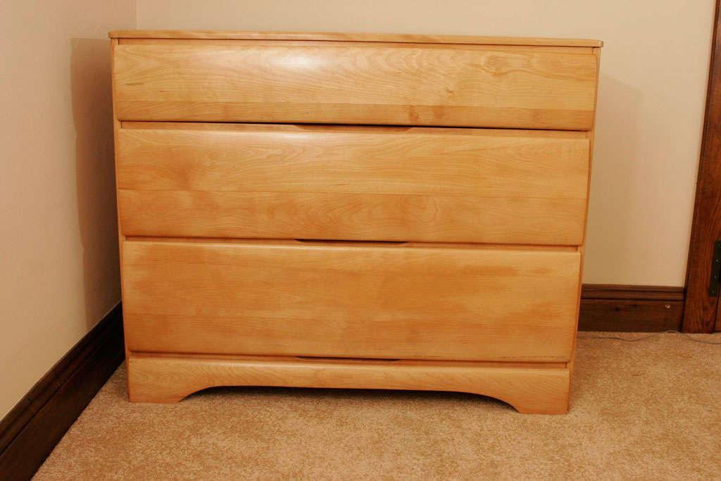 A sycamore chest of drawers of elegant form by Pilgrim.
USA, circa 1940
