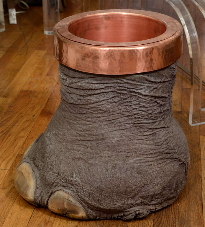 Milieu du XXe siècle Porte-parapluies à pied d'éléphant avec intérieur en cuivre