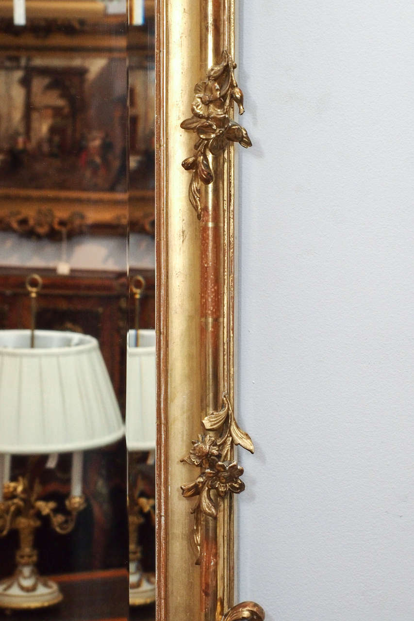 Antique French Louis XV Fine Gold Leaf Beveled Mirror In Excellent Condition In New Orleans, LA