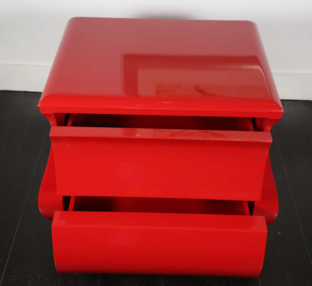 A Pair of Red Lacquered Mid-Century Nightstands 4