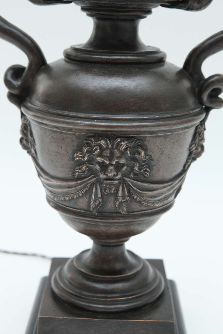 20ième siècle Paire de lampes-urnes néoclassiques en bronze moulé avec abat-jours sur mesure en vente