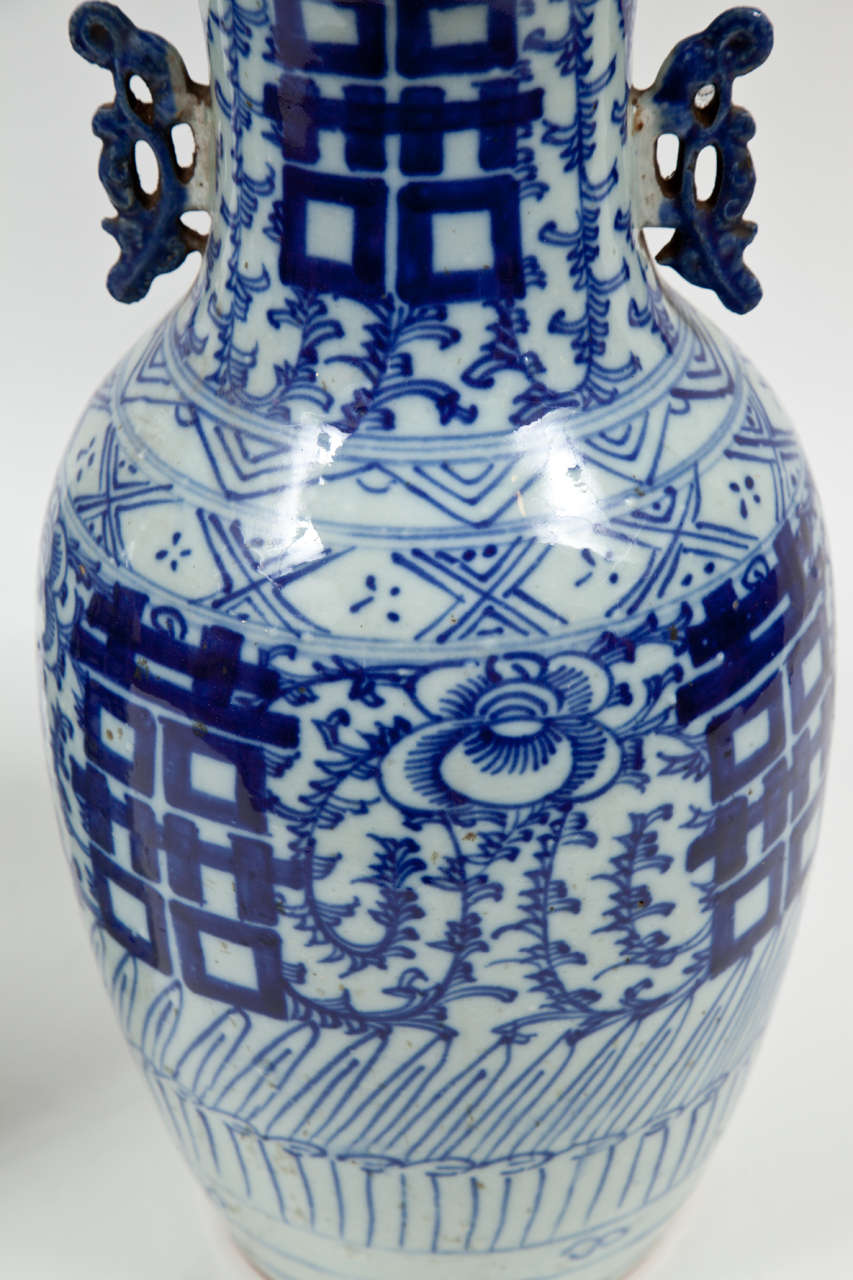 Pair of 19th Century Chinese Blue and White Porcelain Vases In Good Condition In New York, NY