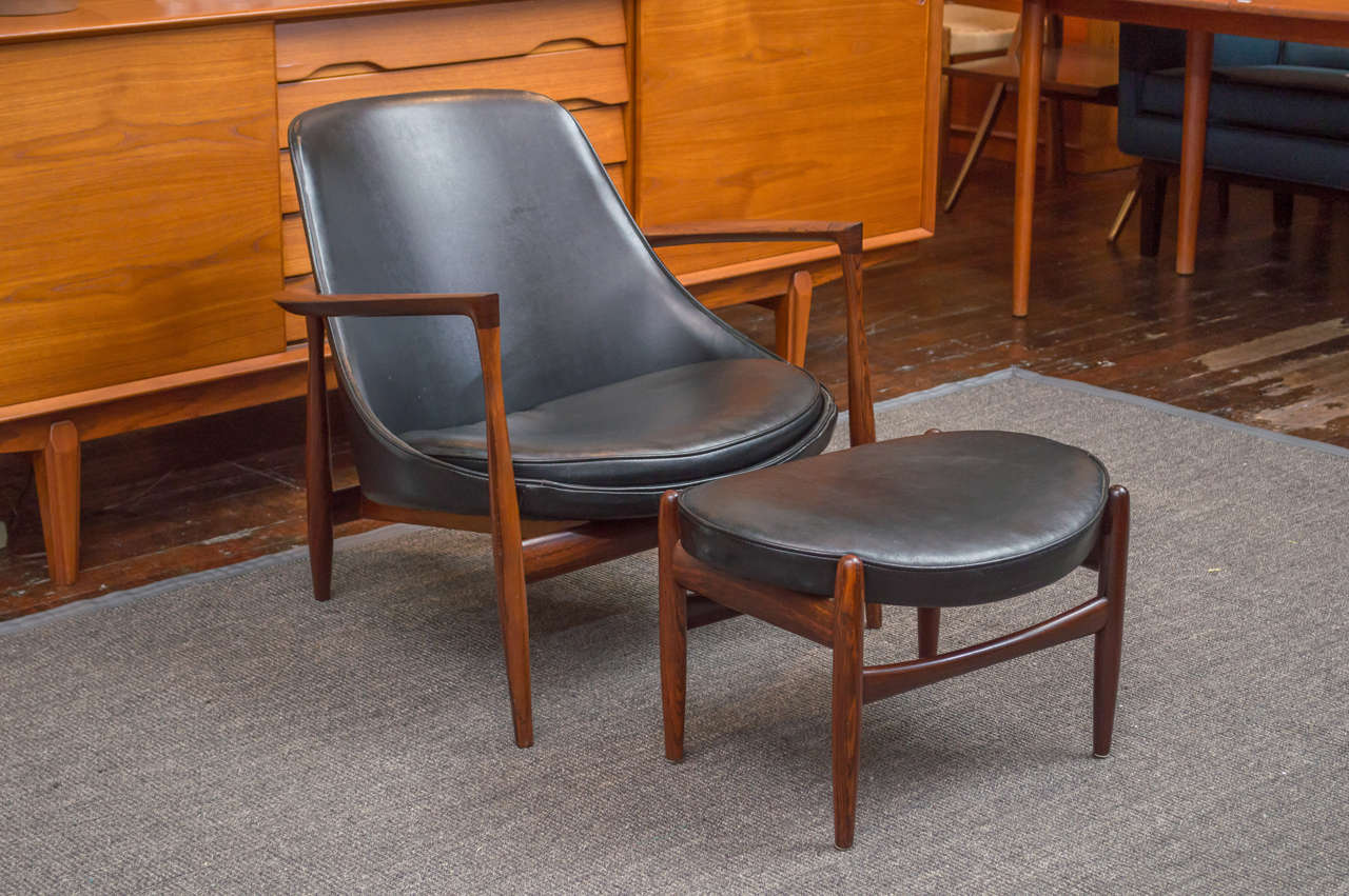 Acclaimed design by Ib Kofod-Larsen, the sculptural rosewood frame is sublime. Excellent original finish with minor age appropriate wear, original vinyl upholstery in very good condition.