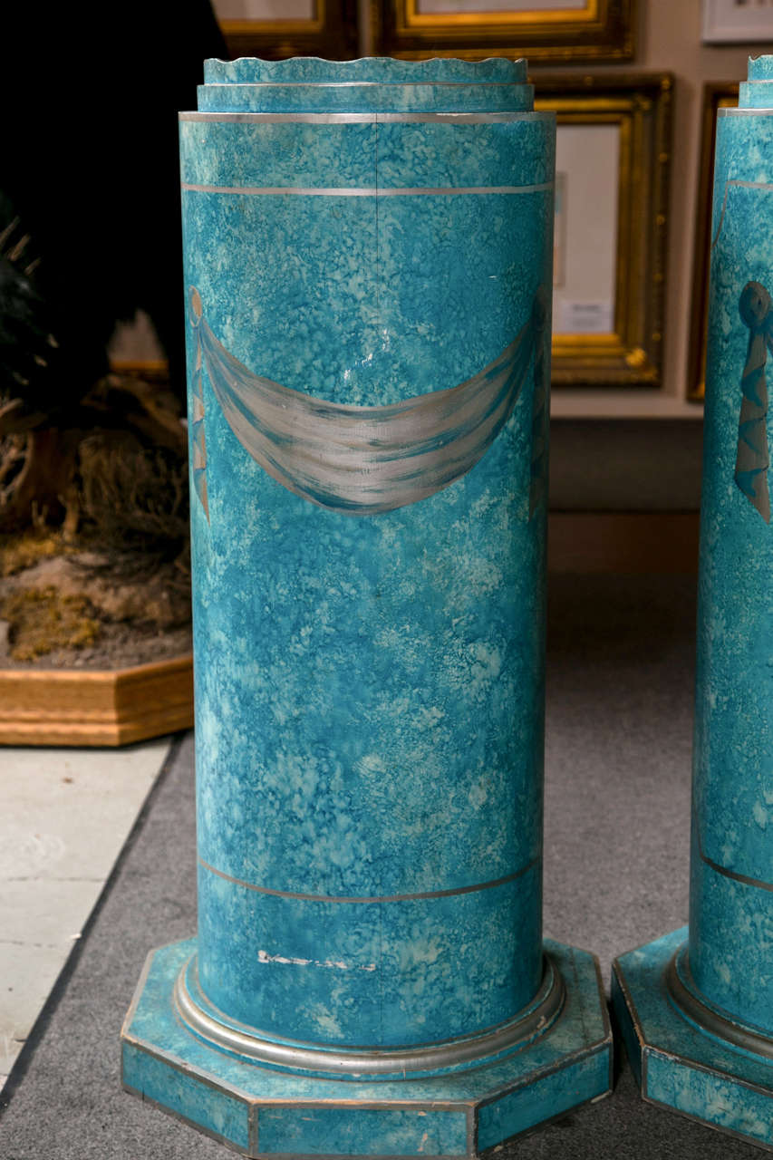 Möglicherweise aus Gips, mit kreisförmigem Aufsatz, insgesamt blau bemalt mit Draperie-Motiven, auf achteckigen Blöcken stehend.