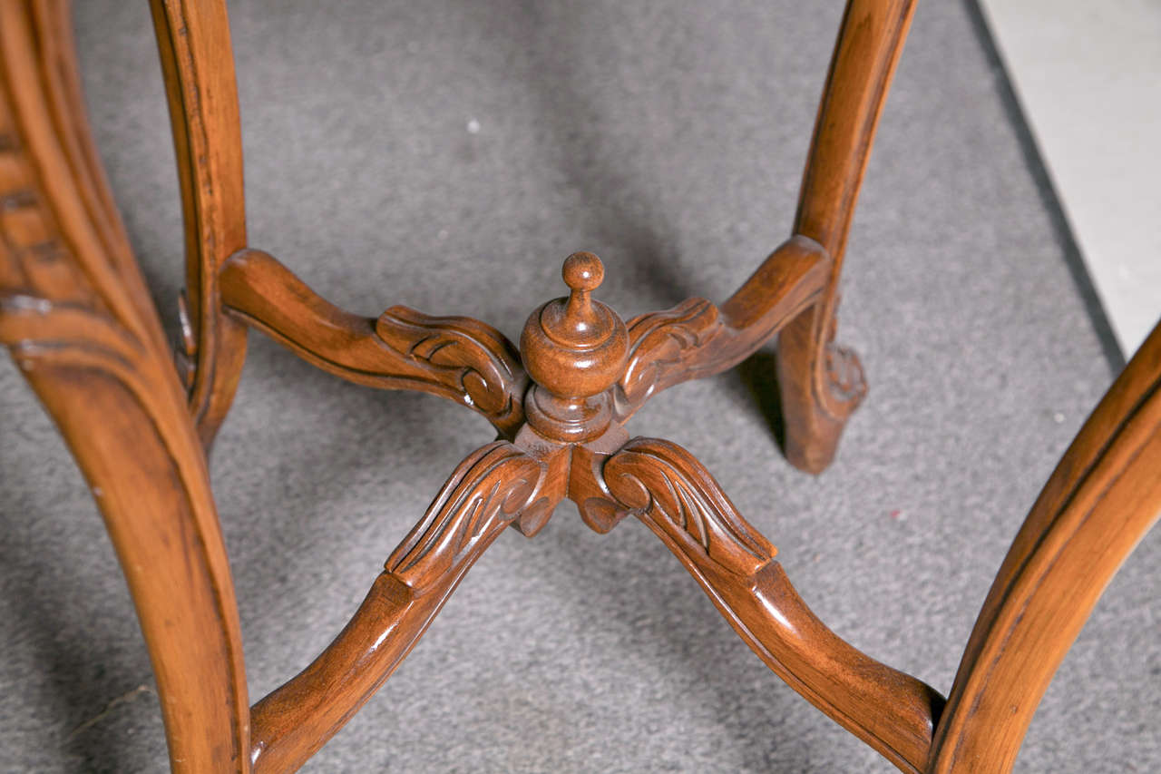 French Louis XV Style End Table In Good Condition In Stamford, CT