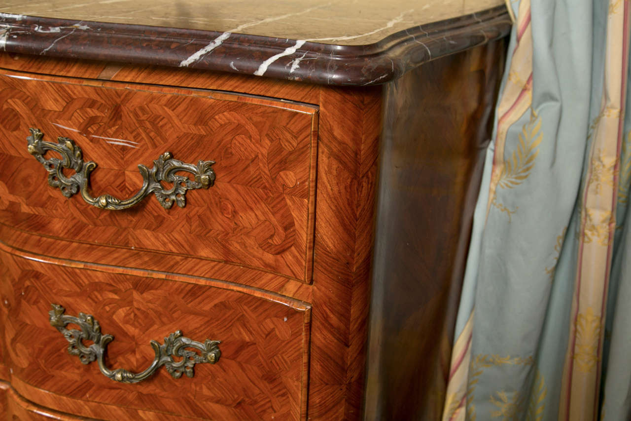 Français Commode française de style Louis XV en bois de tulipier en vente