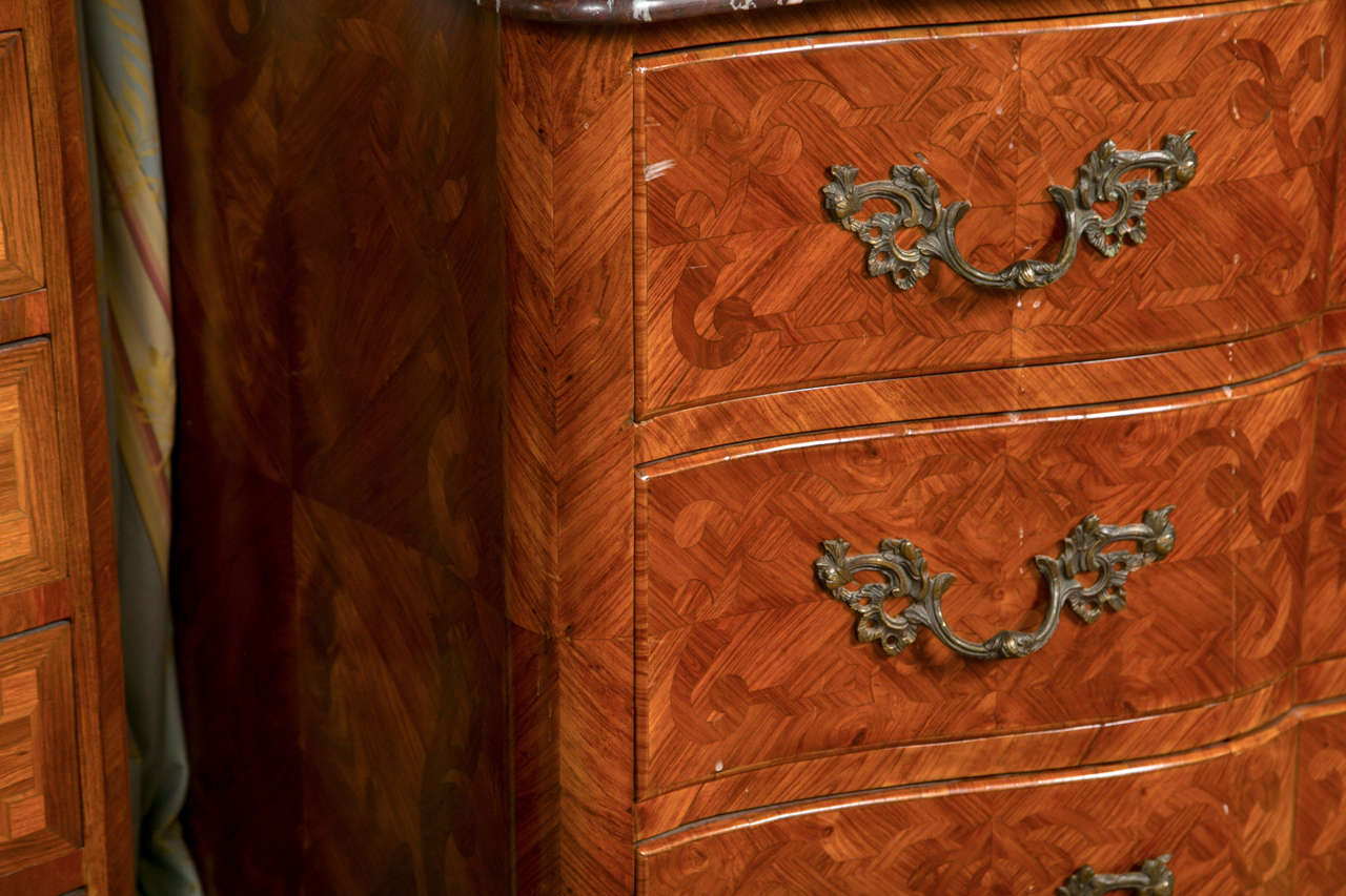 Kommode aus Tulpenholz im Louis-XV-Stil (Holz) im Angebot