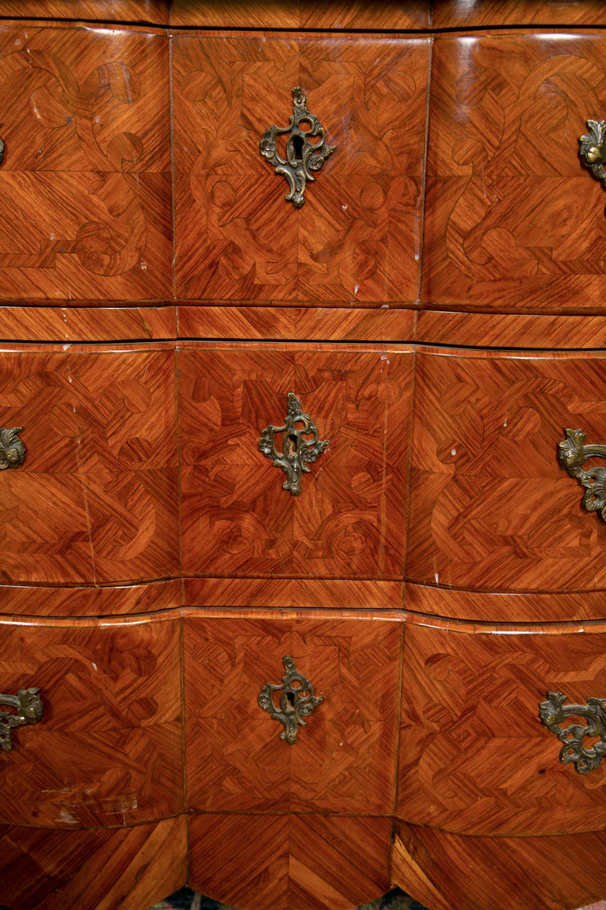 Kommode aus Tulpenholz im Louis-XV-Stil im Angebot 1