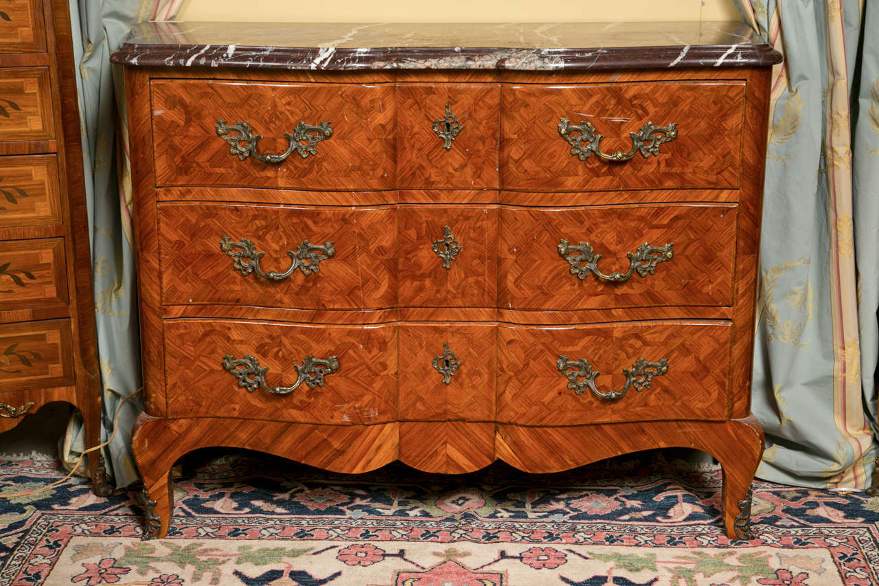 Commode française de style Louis XV en bois de tulipier en vente 3