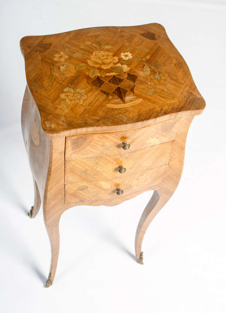 French Louis XV Pair of Petite Bombé Bedside Tables With Inlay