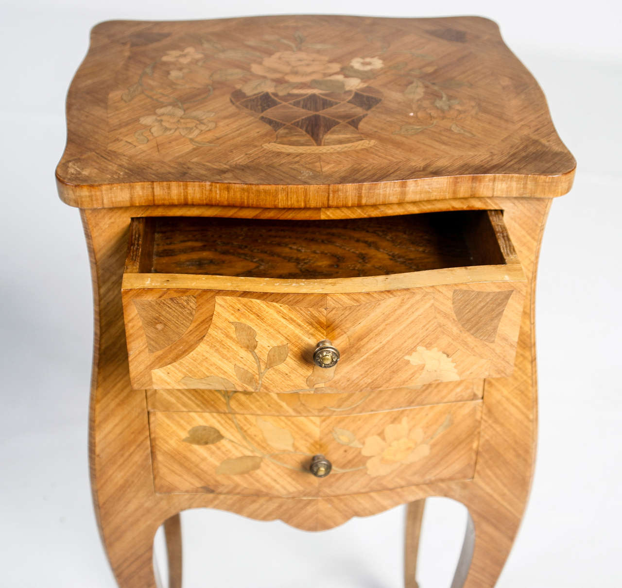 Louis XV Pair of Petite Bombé Bedside Tables With Inlay 1