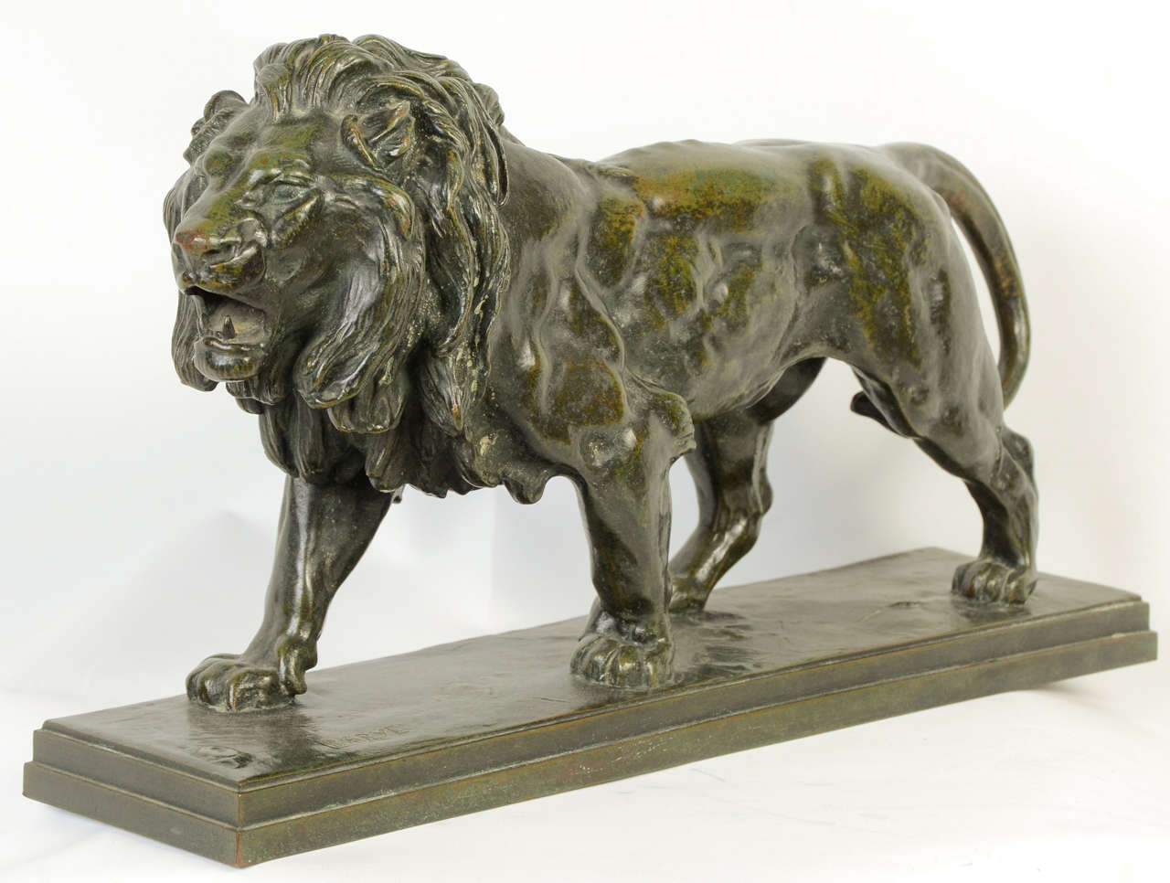 Antoine Louis Barye (1796-1875)
LION WALKING
Round bronze nuanced brown patina green
posthumous cast
Signed Barye on the terrace
stamp F.Barbedienne.Fondeur.Paris
H 21, L 38.7, the 9.5 cm