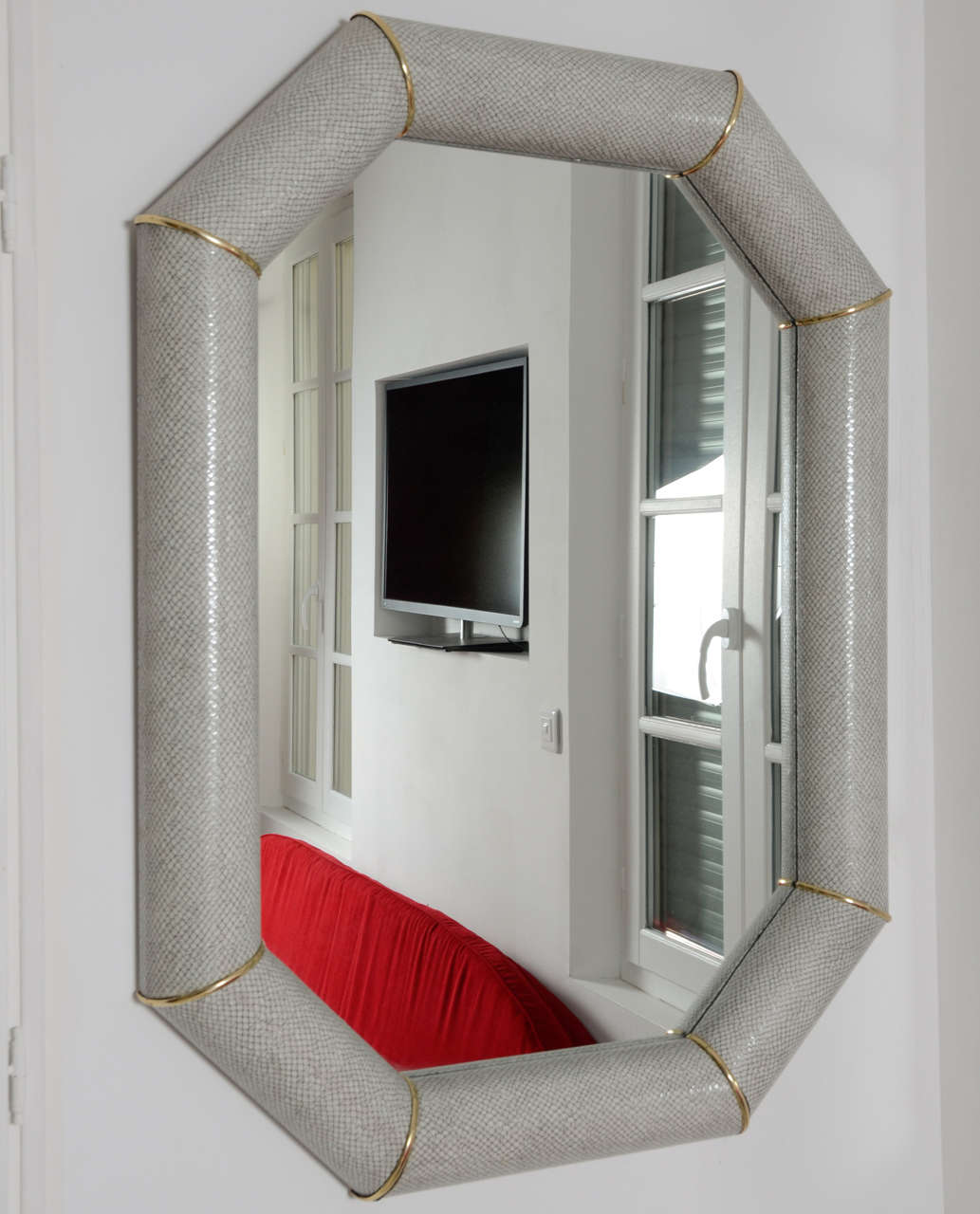 modern snake skin octagonnal mirror In Excellent Condition For Sale In Isle sur la Sorgue, Provence