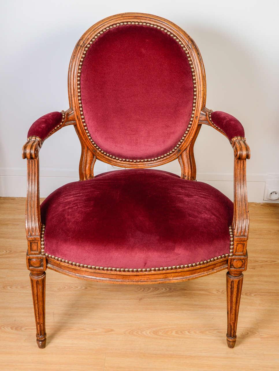 Set of two cabriolet armchairs (can form a pair), one bearing the stamp of Jean-Baptiste-Claude Sene (October 24, 1748 - February 10, 1803), Master in 1769; the other is an almost identical but later model.
Beautiful redone upholstery and burgundy