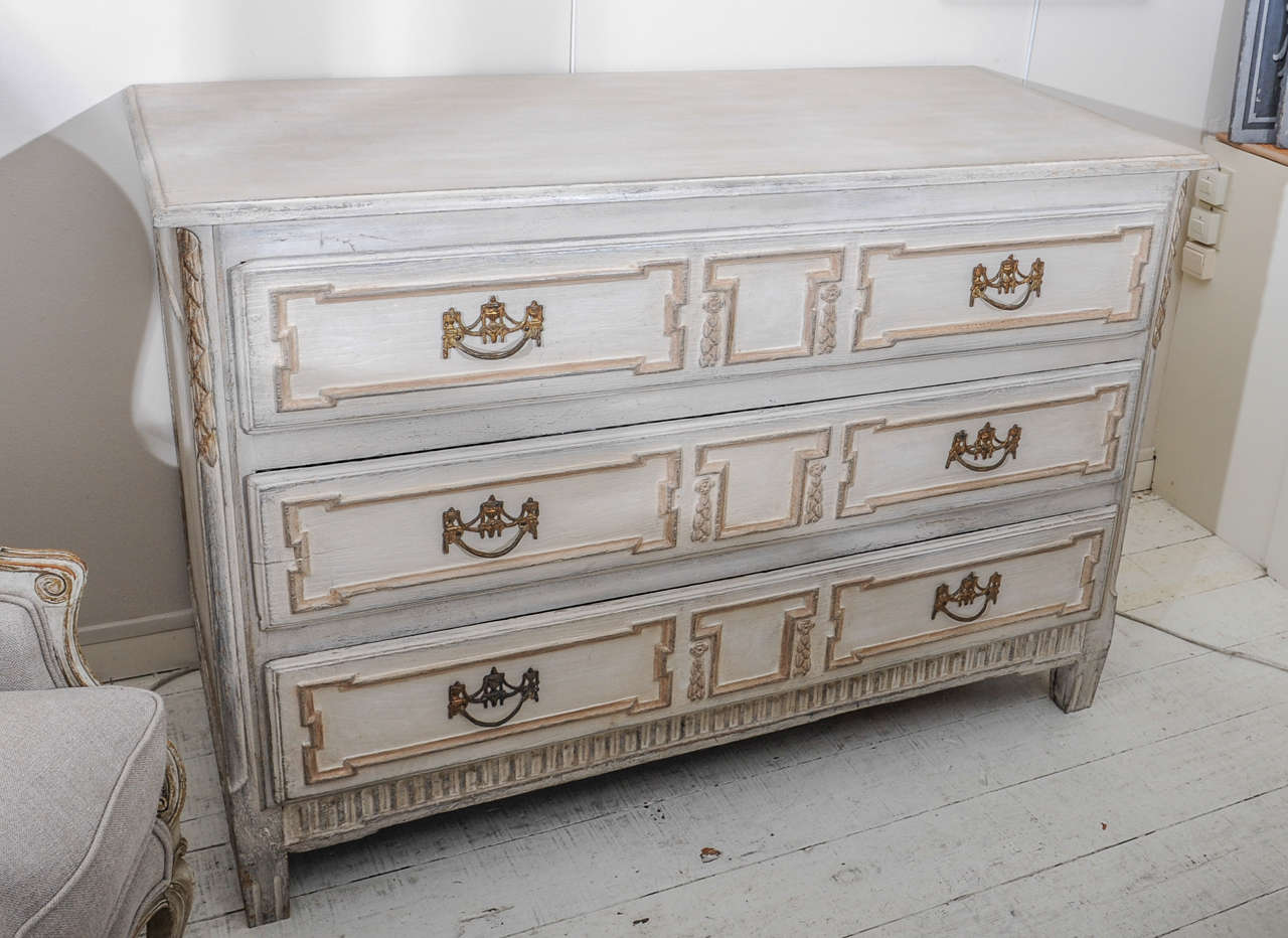 18th. cent. oak commode, patinated in dirty/white.