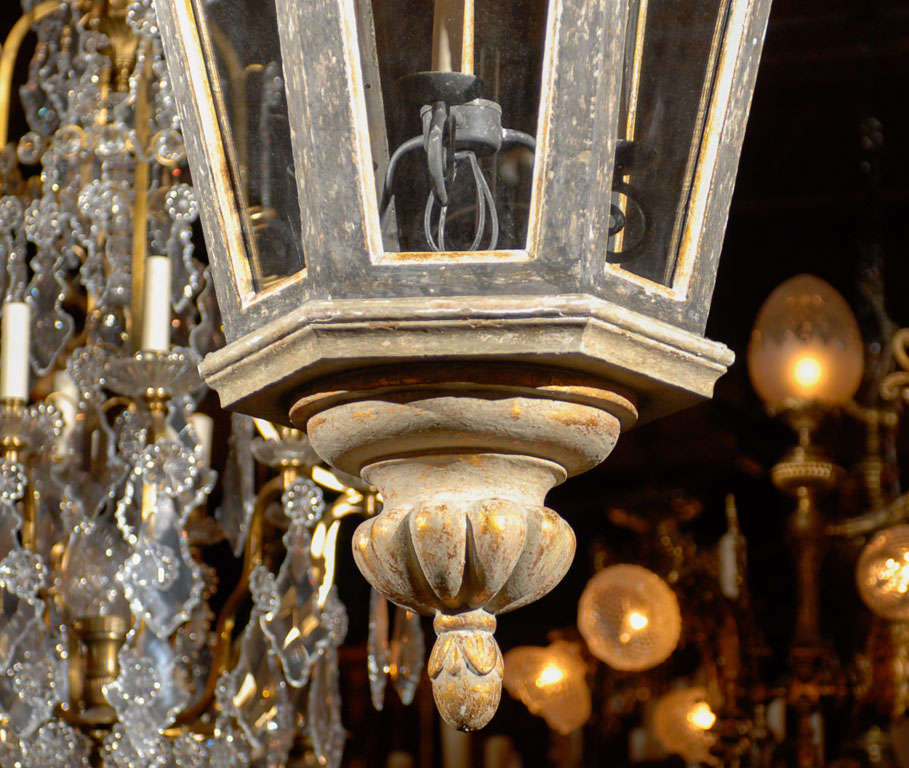 italien Lanterne à six faces en bois peint et doré en vente
